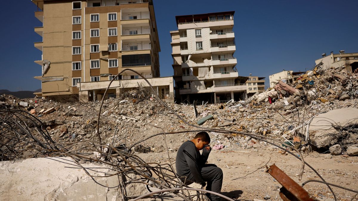 Měsíc od zemětřesení v Turecku: Dál přibývají oběti, zatýká se kvůli porušení předpisů